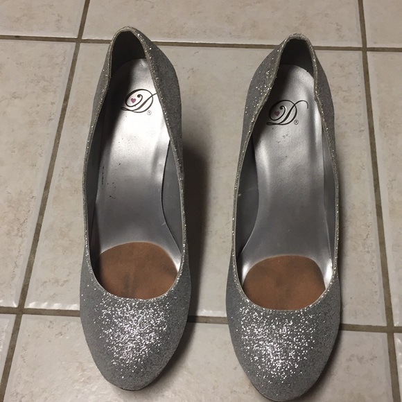 ✨✨REDUCED Women’s Silver Heels✨✨ - Picture 3 of 6